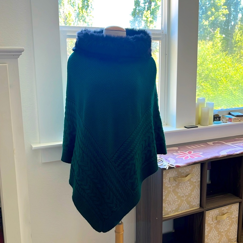 Medium Forest green Talbots poncho with fur.  Rayon wool blend.  Worn once.